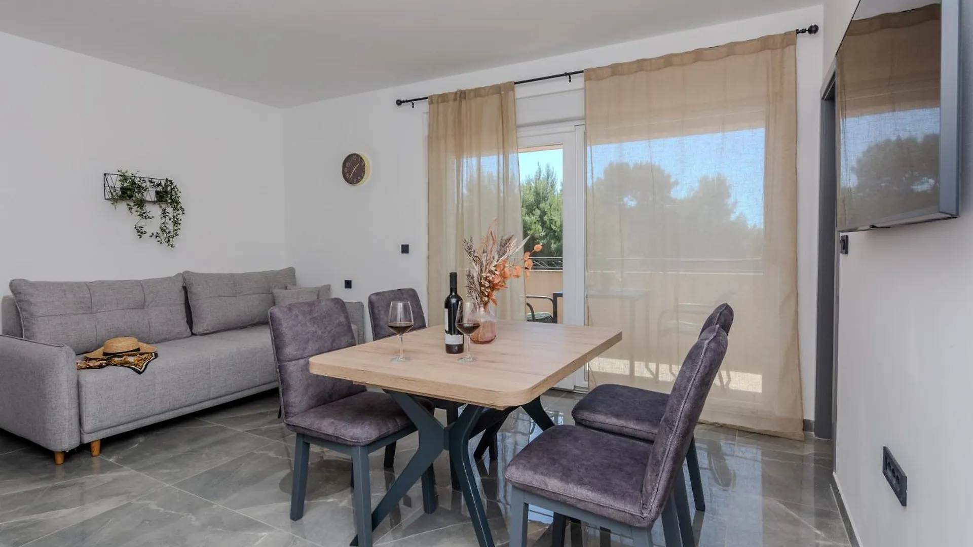 Villa Lucy Apartments I Vir